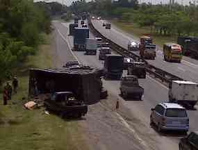Truk Terguling Dipinggirkan, Arus di Tol Sidoarjo Mulai Lancar