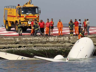 Pesawat Jatuh ke Laut