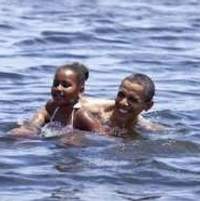 Obama dan Keluarga Berenang di Teluk Meksiko 