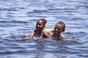 Obama dan Keluarga Berenang di Teluk Meksiko 