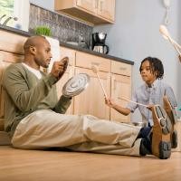 Anak Emosinya Stabil Jika Punya Kenangan Baik dengan Ayah