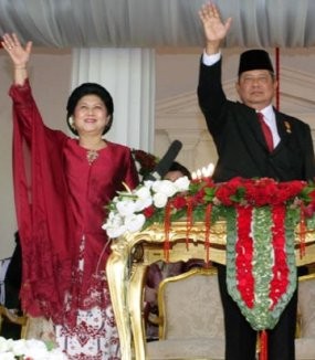 Janda Soekarno Hadiri Upacara Penurunan Bendera