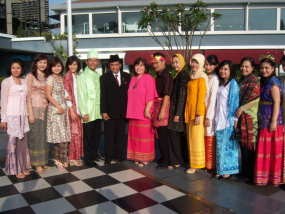 Semarak HUT ke-65 RI, Karyawan Hotel Pakai Baju Tradisional