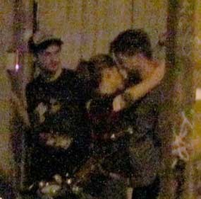 Belum Ngaku Pacaran, Robert Pattinson-Kristen Stewart Kepergok Ciuman