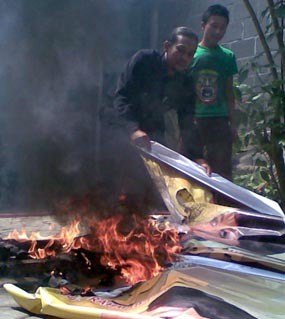 Atribut Jupe Dibakar Koalisi Partai Pengusung