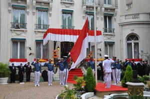 Chapeau! Kadet AAL KRI Dewaruci Kibarkan Merah Putih di Paris