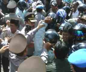 Tuntut Hak Garap Lahan, Petani Garam dan Polisi Saling Pukul