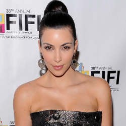 Kim Kardashian Seksi Berlumuran Minyak di Kalender
