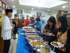 Asyiknya Makan Ayam Taliwang di BukBer Pak Bondan