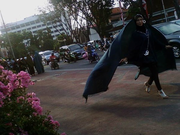 Peragaan Busana Muslim di Pinggir Jalan