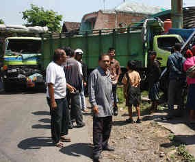 Rem Blong, Truk Indocement Sasak Truk dan Rumah