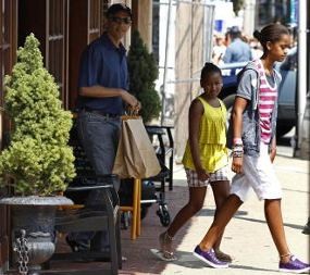 Beli Buku di Massachusetts, Obama dan 2 Putrinya Jadi Tontonan