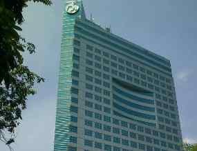 Seorang Pria Tewas Tergencet Lift di Menara Bank Mega