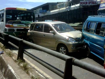 6 Mobil Tabrakan Beruntun