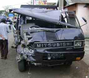 Diduga Mengantuk, Pick Up Seruduk Truk Pasir