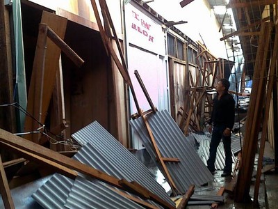 Atap TPS Pasar Turi Ambrol