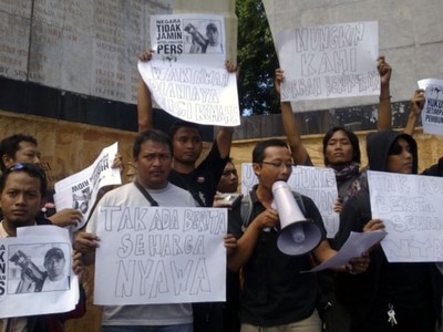 Puluhan Wartawan Berdemo