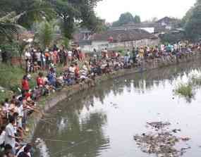 Ngabuburit, Ratusan Warga Mancing Bareng di Bantaran Sungai
