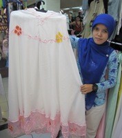 Pilih-pilih Ragam Mukena di Pasar Baru