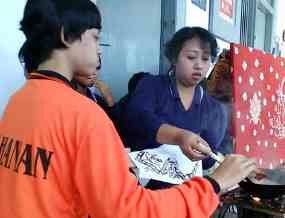 Ngabuburit, Napi Wanita Lapas Kediri Membatik