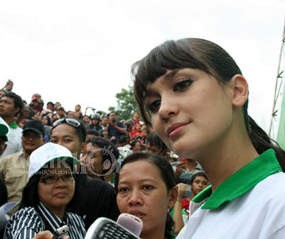 Jalani Wajib Lapor, Luna Maya Rayakan Ultah Bareng Ariel