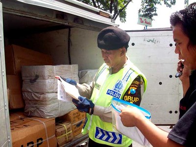 Polisi Razia Mobil dan Motor