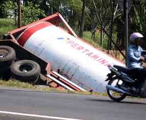 Hindari Sirtu, Truk Pertamina Nyungsep
