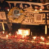 Nyala Lilin dan Tabur Bunga untuk Meninggalnya Ridwan Salamun