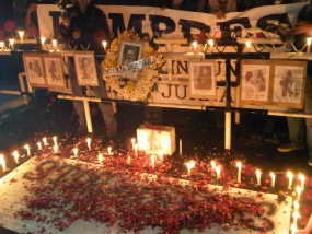 Nyala Lilin dan Tabur Bunga untuk Meninggalnya Ridwan Salamun