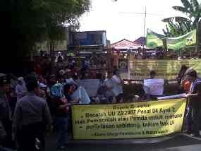 Protes Penutupan Pintu Barel, Warga Demo di Kampus UI Depok