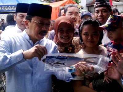 Foke Beli Bandeng di Pasar Rakyat