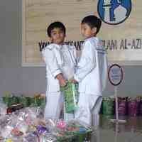 Siswa Yayasan Al-Azhar Bagi-bagikan Sembako