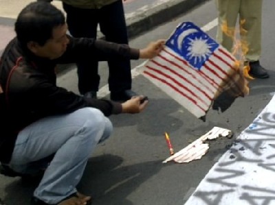 Seniman Surabaya Bakar Bendera Malaysia