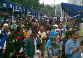 Ratusan Warga Rela Berpanas Ria Demi Sembako Gratis PAN