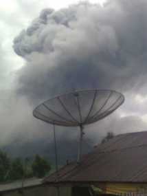Para Guru Masih Mengungsi, Sekolah Dekat Gunung Sinabung Diliburkan