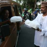 Berbusana Muslim, Penunggang Moge Bagi-bagi Nasi Kotak 