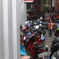 Pengunjung Tanah Abang Membludak, Usaha Parkir Menuai Panen