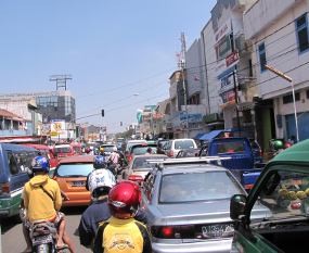 Pusat Perbelanjaan Diserbu, Sejumlah Jalan di Bandung Macet