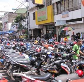 Macet Parah di Pusat Perbelanjaan Akibat Parkir di Badan Jalan