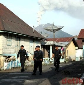 Polisi Amankan Perkampungan yang Ditinggalkan Warga