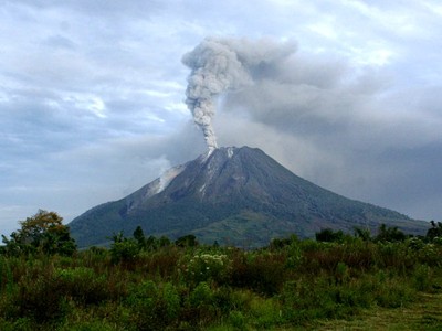 Gunung Sinabung Semburkan Asap