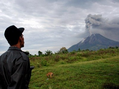 Warga Pantau Gunung Sinabung