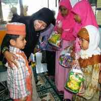 Tumbuhkan Empati Sosial, Siswa TK Berbagi dengan Anak Yatim