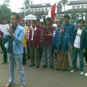 Demo Mahasiswa Serukan THR Pada Pemerintah