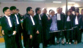 Usai Divonis, Anggodo-OC Kaligis Berpose Salam Komando