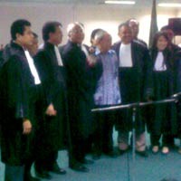 Usai Divonis, Anggodo-OC Kaligis Berpose Salam Komando