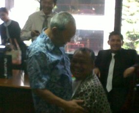 Jelang Vonis, Anggodo Merokok dan Berpelukan dengan Tim Pengacara