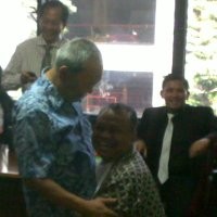 Jelang Vonis, Anggodo Merokok dan Berpelukan dengan Tim Pengacara