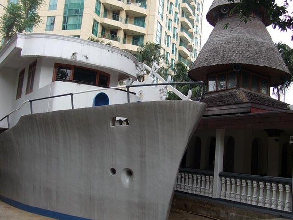 Melihat Masjid Perahu