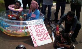 Geruduk DPR, ICW Bawa Spa dan Kolam Renang